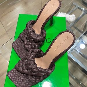 Bottega Veneta Twisted intrecciato raffia mules. BRAND NEW never been worn